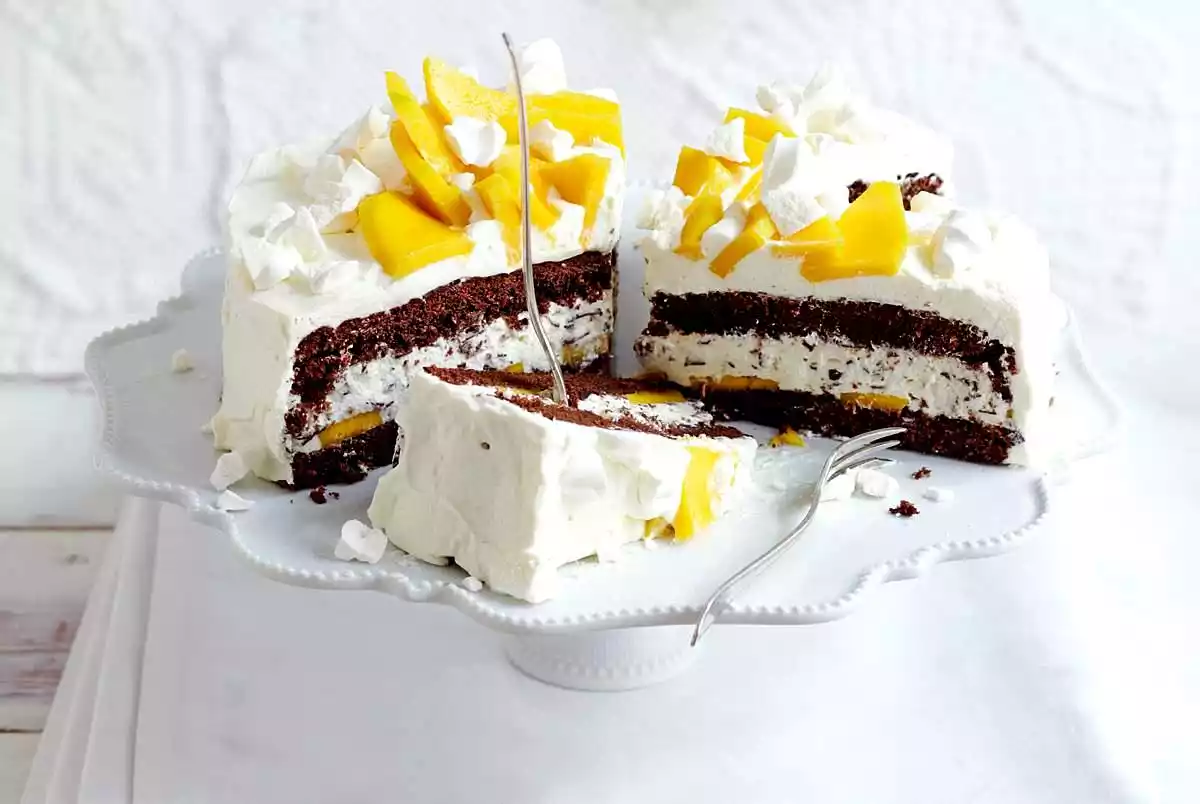 Cake with mango mousse and white chocolate